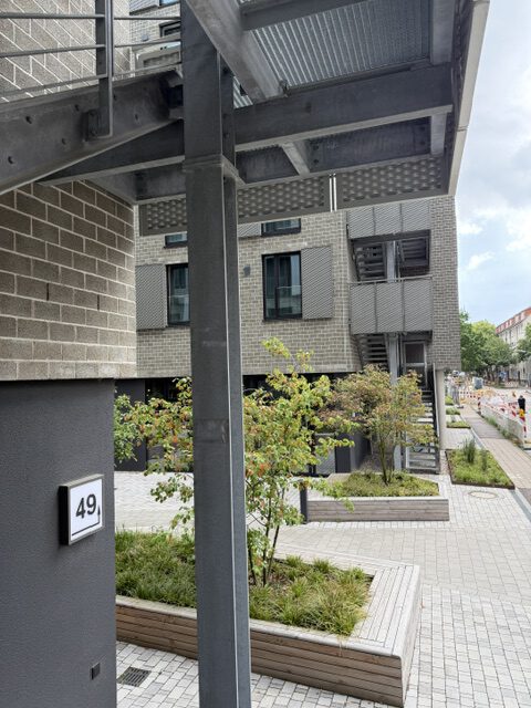 Fine Arts Campus Hamburg: Stahltreppe und begrünter Hof am Eingang Nr. 49