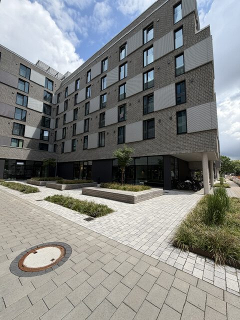 Fine Arts Campus Hamburg: Gebäudeansicht mit Fassade aus OCTAVANT-Sichtbetonsteinen