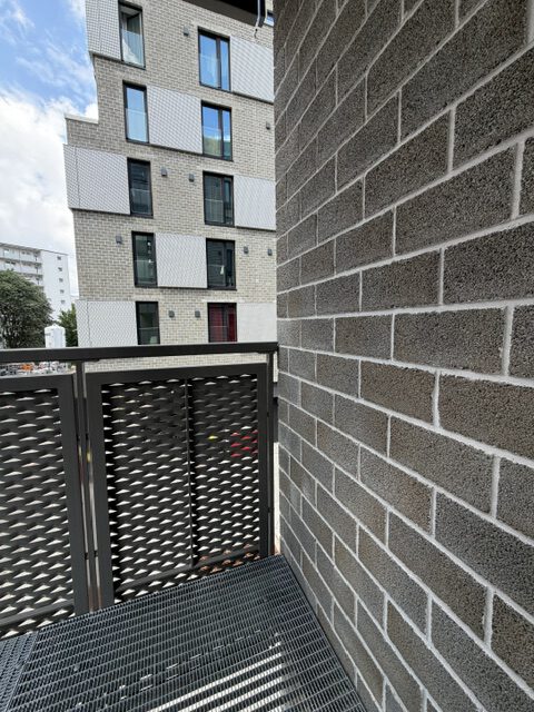 Fine Arts Campus Hamburg: Balkon mit Streckmetall-Geländer vor OCTAVANT-Mauerwerk