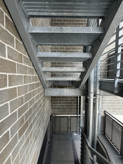 Fine Arts Campus Hamburg: Stahltreppe vor OCTAVANT-Sichtbetonsteinen