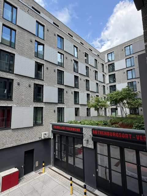 Fine Arts Campus Hamburg: Innenhof mit Feuerwache und Wohngebäuden