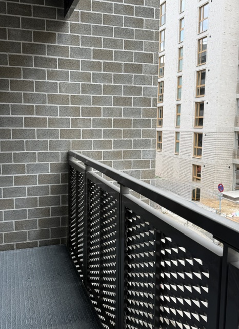 Fine Arts Campus Hamburg: Balkon mit Streckmetall-Geländer und OCTAVANT-Mauerwerk
